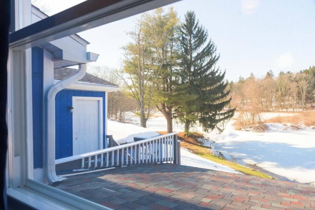 Gorgeous Poconos Springtime By The Lake! Henryville Extérieur photo